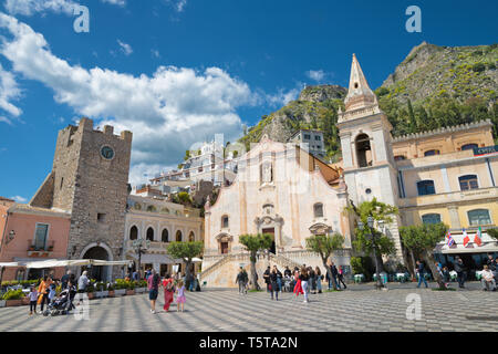 TAORMINA, Italien - 9. April 2018: Die Piazza IX Aprile und St. Joseph Kirche. Stockfoto