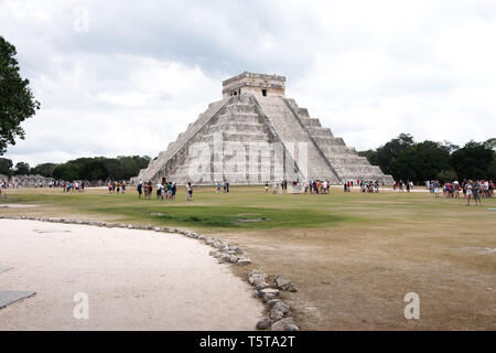 Yucatan, Mexiko - 2019: Blick auf den Tempel des Kukulcan, an der Chichen Itza Archäologische Stätte entfernt, die zum UNESCO-Weltkulturerbe gehört. Stockfoto