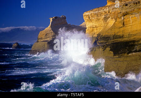 Cape Kiwanda State Park National Recreation Area grosse Wellen auf felsigen Klippen Nachmittag mit blauer Himmel nördlichen Oregon Küste in der Nähe von Pacific Cit brechen Stockfoto