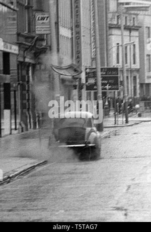 Britische Armee Bombenentschärfung Soldat blasen Boot von Bombe Bobby eingeschlossene Mietwagen in Belfast, frühen 70s, Nordirland Stockfoto