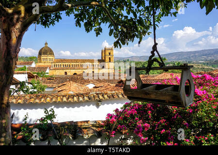 Blick auf den bunten Garten, Baum und Kirche in Barichara, Kolumbien Stockfoto