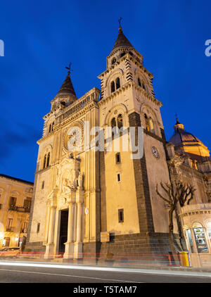 Acireale - der Dom (Maria Santissima Annunziata) in der Abenddämmerung. Stockfoto