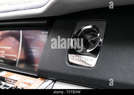 Monte Carlo, Monaco, 24. Februar 2019: Das neue Rolls Royce Cullinan Logo in Schwarz und Weiß perforiertes Leder Interieur. Rolls-Royce Cullinan Luxus Stockfoto