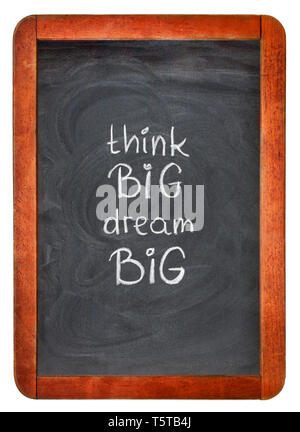 Think Big, Dream Big motivations Slogan handschriftlich mit weißer Kreide auf Tafel mit Radiergummi Schmutzflecken Stockfoto