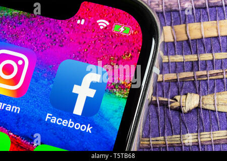 Helsinki, Finnland, 17. Februar 2019: Facebook Symbol auf Apple iPhone X Bildschirm des Smartphones. Facebook App. Social media Symbol. So Stockfoto