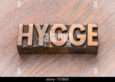 Hygge word Abstract in Vintage buchdruck Holz Blöcke, dänischen Lebensstil Konzept Stockfoto