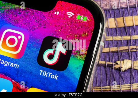 Helsinki, Finnland, 17. Februar 2019: Tik Tok Symbol auf Apple iPhone X-close-up. Tik Tok Symbol. Tik Tok Anwendung. Tiktok Sozialen mich Stockfoto