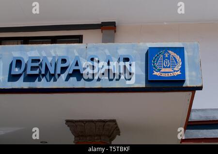 Nahaufnahme Bild der text Denpasar und der Imigrasi (Einwanderung) Logo im Immigration Office in Denpasar, Bali, Indonesien Stockfoto