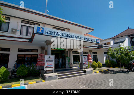 Denpasar, Bali, Indonesien - 24. April 2019: Seitenansicht des Gebäudes von Außen das Immigration Office (Kantor Imigrasi) in Denpasar - Bali - Indo Stockfoto