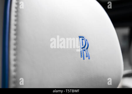 Monte Carlo, Monaco, 24. Februar 2019: Das neue Rolls Royce Cullinan Logo in weiß perforiert leatherseat Interieur. Rolls-Royce Cullinan Luxus-SUV. R Stockfoto