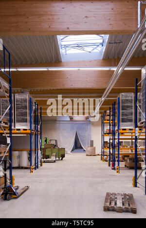 Große Holzbinder unterstützen das Dach einer großen Fabrik gebäude Stockfoto