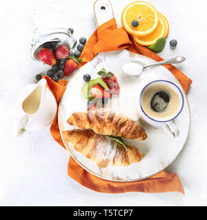 Frühstück mit frischen Croissants und Kaffee. Perfekter Start in Tag. Ansicht von oben Stockfoto