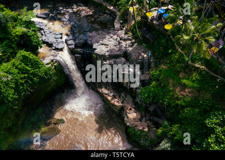 Tegenungan Wasserfall ist ein Wasserfall in Bali, Indonesien und ist an der Tegenungan Kemenuh Dorf, in Gianyar, nördlich von der Hauptstadt Denpasar. Stockfoto