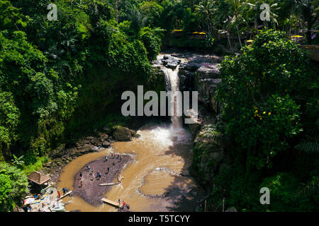 Tegenungan Wasserfall ist ein Wasserfall in Bali, Indonesien und ist an der Tegenungan Kemenuh Dorf, in Gianyar, nördlich von der Hauptstadt Denpasar. Stockfoto