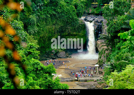 Tegenungan Wasserfall ist ein Wasserfall in Bali, Indonesien und ist an der Tegenungan Kemenuh Dorf, in Gianyar, nördlich von der Hauptstadt Denpasar. Stockfoto