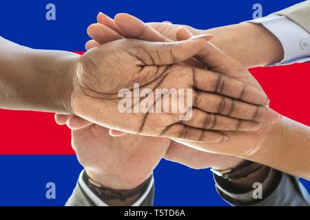 Flagge Kambodscha, Integration einer multikulturellen Gruppe junger Menschen. Stockfoto