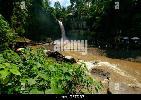 Tegenungan Wasserfall ist ein Wasserfall in Bali, Indonesien und ist an der Tegenungan Kemenuh Dorf, in Gianyar, nördlich von der Hauptstadt Denpasar. Stockfoto