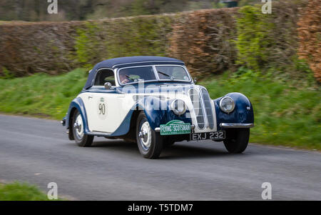 A 1938 Frazer Nash BMW 327/8 besteigt Southwaite Hill in Cumbria, England. Der Wagen nimmt an der 11. Flying Scotsman Rally Teil. Stockfoto