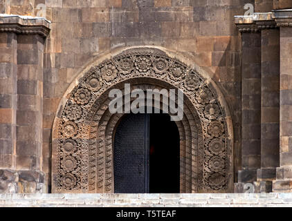 Türen - geschnitzten Fassade, eine Kopie einer der Armenischen Kirchen. Stockfoto