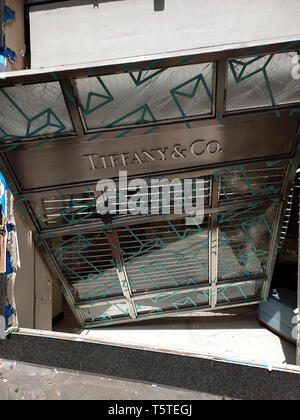 Raubüberfall in Tiffany's Store zertrümmerte das Fenster nach dem Raubüberfall in ihrer Sloane Square Branch, London, Großbritannien, 26. April 2019 Stockfoto