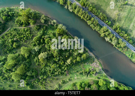Straße, Fluss und Wald Luftaufnahme. Drone Foto. Stockfoto