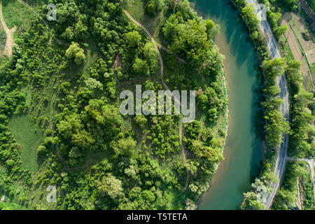 Straße, Fluss und Wald Luftaufnahme. Drone Foto. Stockfoto