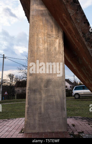 Slabinja, Kroatien - 2. Januar 2019. Vom Denkmal für gefallene Kämpfer und Opfer des Faschismus aus Slabinja im Detail, Sisak-Moslavina County Stockfoto