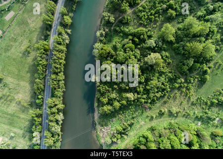 Straße, Fluss und Wald Luftaufnahme. Drone Foto. Stockfoto