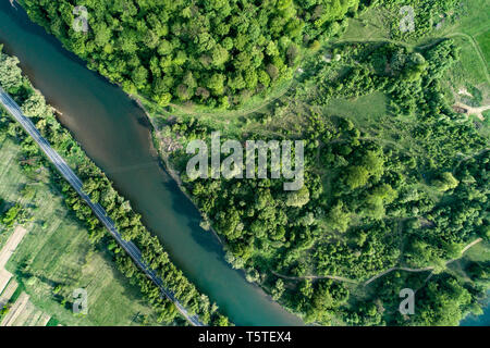 Straße, Fluss und Wald Luftaufnahme. Drone Foto. Stockfoto