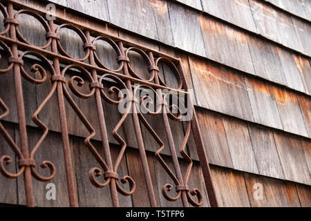 Verwittertes Holz Schindel Abstellgleis und verrostete schmiedeeiserne Tor aus Metall Stockfoto