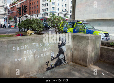 Eine neue Banksy graffiti Wandbild hat bei Marble Arch nach Abfahrt des Aussterbens Rebellion Demonstranten erschien. Stockfoto