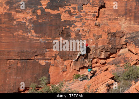 Las Vegas, Nevada/USA - März -25-2016 Editorial Foto von zwei jungen weiblichen Kletterer in der Red Rock Canyon National Park Stockfoto