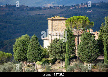 Traditionelle toskanische Bauernhaus, umgeben von Landschaft im Auenland, in der Nähe von Panzano in Chianti, Toskana, Italien, Europa Stockfoto