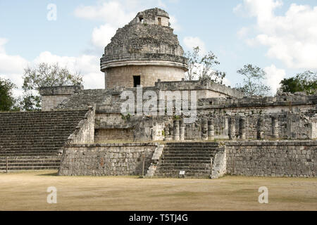 Blick auf die Ruinen der Maya auf der Chichen Itza Archäologische Stätte entfernt, die zum UNESCO-Weltkulturerbe gehört. Yucatan, Mexiko. Stockfoto