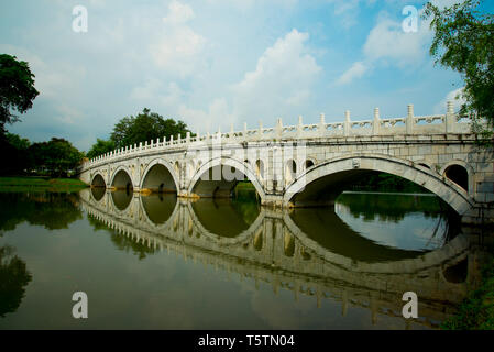 Steinerne Brücke im Japanischen Garten - Singapur Stockfoto