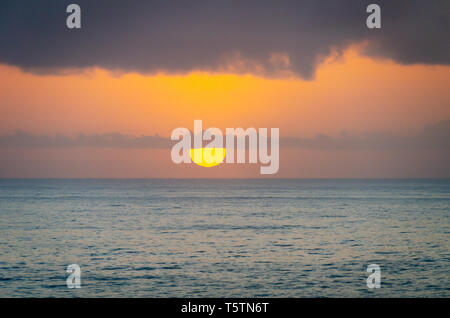 Sonnenaufgang an der Emerald Beach, in der Nähe von Coffs Harbour, New South Wales, Australien Stockfoto