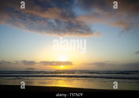 Sonnenaufgang an der Emerald Beach, in der Nähe von Coffs Harbour, New South Wales, Australien Stockfoto