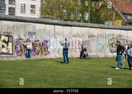 Berlin, Deutschland - April 2019: Menschen, Bilder, die in der Gedenkstätte Berliner Mauer Berlin, Mitte Stockfoto