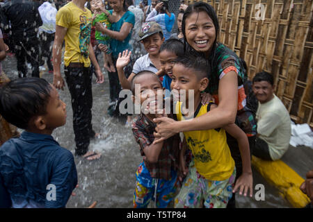 Leute nass und Spaß während der BURMESISCHEN Thingyan New Year Festival in Mandalay, Myanmar. Stockfoto