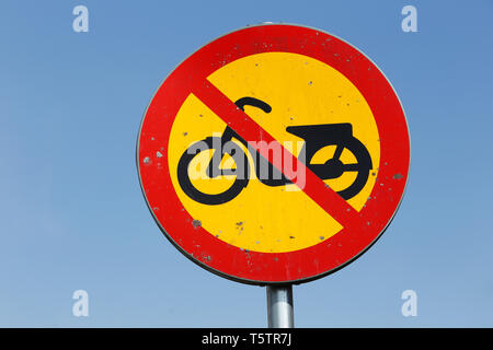 Mopeds Verboten Schild gegen den blauen Himmel. Stockfoto