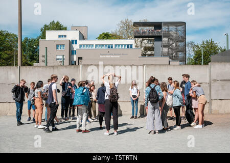 Berlin, Deutschland - April, 2019: Studentische Gruppe den Besuch der Gedenkstätte Berliner Mauer in der Nähe Nordbahnhof. Stockfoto