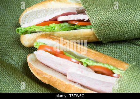 Sandwich in Tuch gewickelt Stockfoto