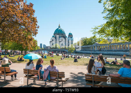 Berlin, Deutschland - April, 2019: Die Menschen in den öffentlichen Park an einem sonnigen Tag in der Nähe der Museumsinsel und dem Berliner Dom Stockfoto