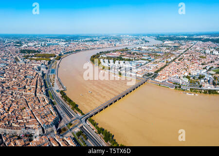 Bordeaux Antenne Panoramablick. Bordeaux ist eine Hafenstadt am Fluss Garonne im Südwesten von Frankreich Stockfoto