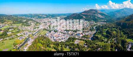 Lourdes Antenne Panoramablick. Lourdes ist eine kleine Stadt in den Ausläufern der Pyrenäen liegt. Stockfoto