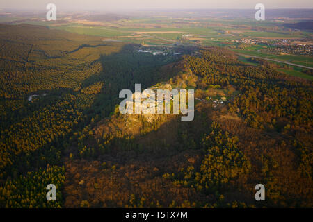 Antenne Landschaft Blick auf Burg Regenstein, einer zerstörten mittelalterlichen Burg. Harz, in der Nähe von Blankenburg, Sachsen-Anhalt, Deutschland. Stockfoto