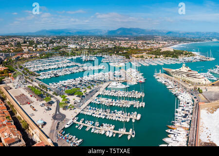 Antibes Port Antenne Panoramablick. Antibes ist eine Stadt an der Französischen Riviera und an der Cote d'Azur in Frankreich. Stockfoto