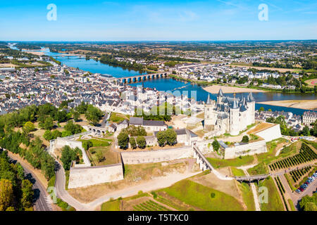 Saumur Stadt Antenne Panoramaaussicht, Tal der Loire in Frankreich Stockfoto