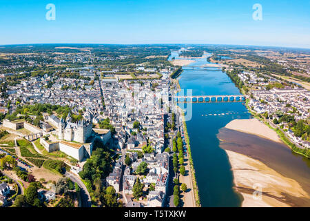 Saumur Stadt Antenne Panoramaaussicht, Tal der Loire in Frankreich Stockfoto