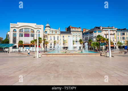 Brunnen und Pool am Ort Georges Clemenceau Square im Zentrum von Pau Stadt in Frankreich Stockfoto